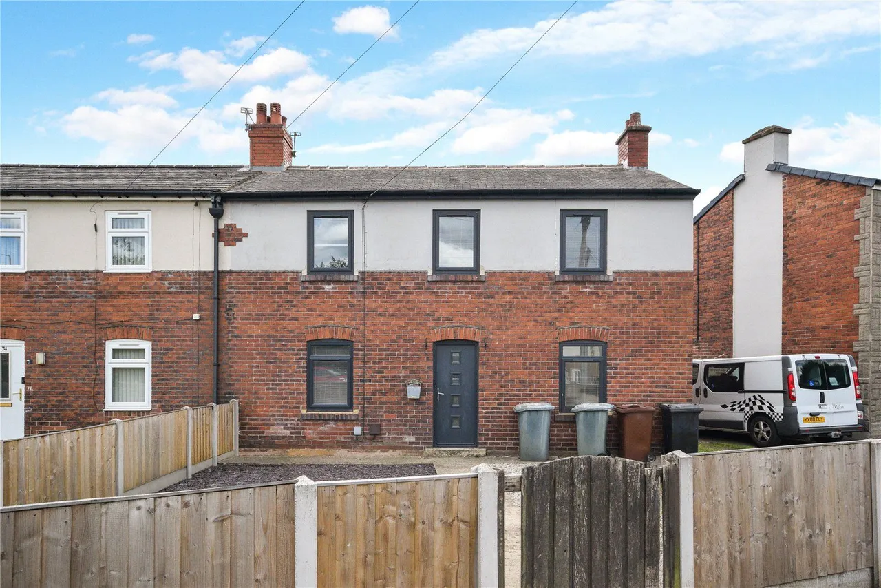 3 bed house for sale, Bradford Road, Tingley, WF3