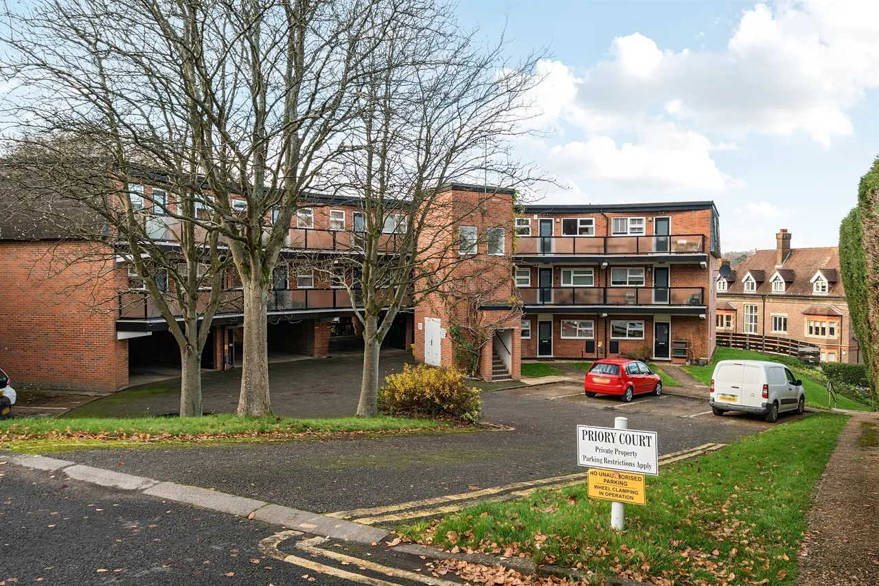 2 bed flat for sale — Priory Court, BERKHAMSTED