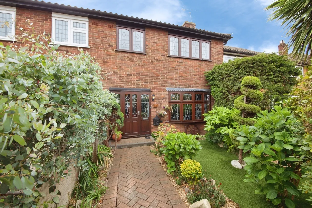 3 bed house for sale — Eastern Avenue East, ROMFORD, Essex, RM1