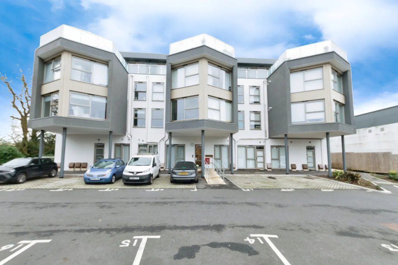 1 bed flat for sale, Somerford Road, Christchurch, BH23