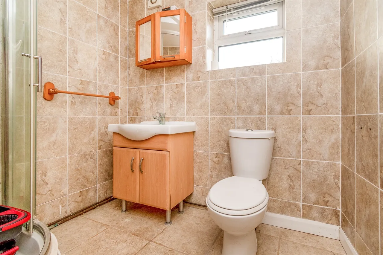 Aldersley Road, Claregate, Wolverhampton, photo 8