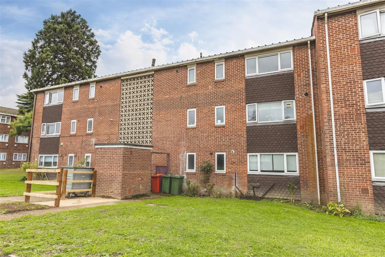 2 bed flat for sale — Grampian Way, Slough, SL3 8UG