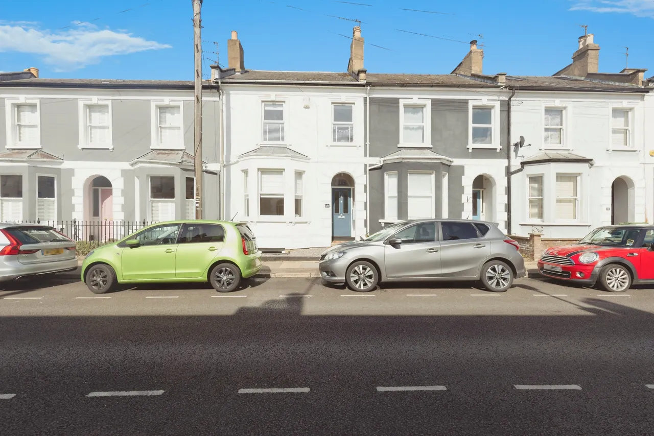3 bed house for sale — Leighton Road, Cheltenham