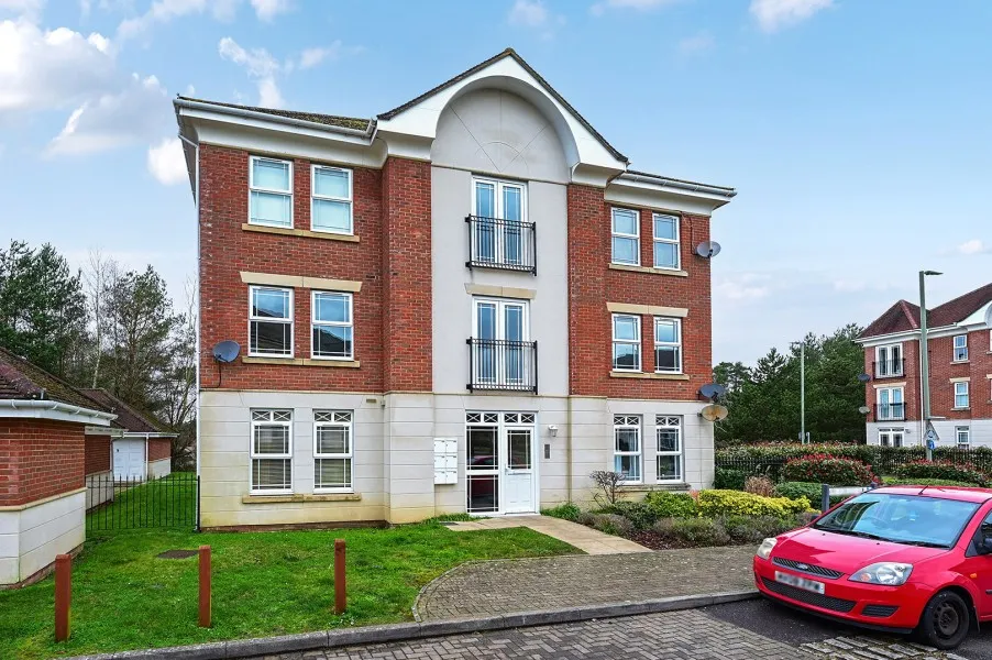 2 bed flat to rent, Brock Close, Deepcut, GU16