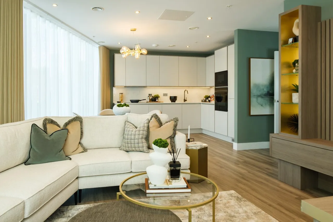 2 bed house for sale, Colindale Gardens, London, NW9