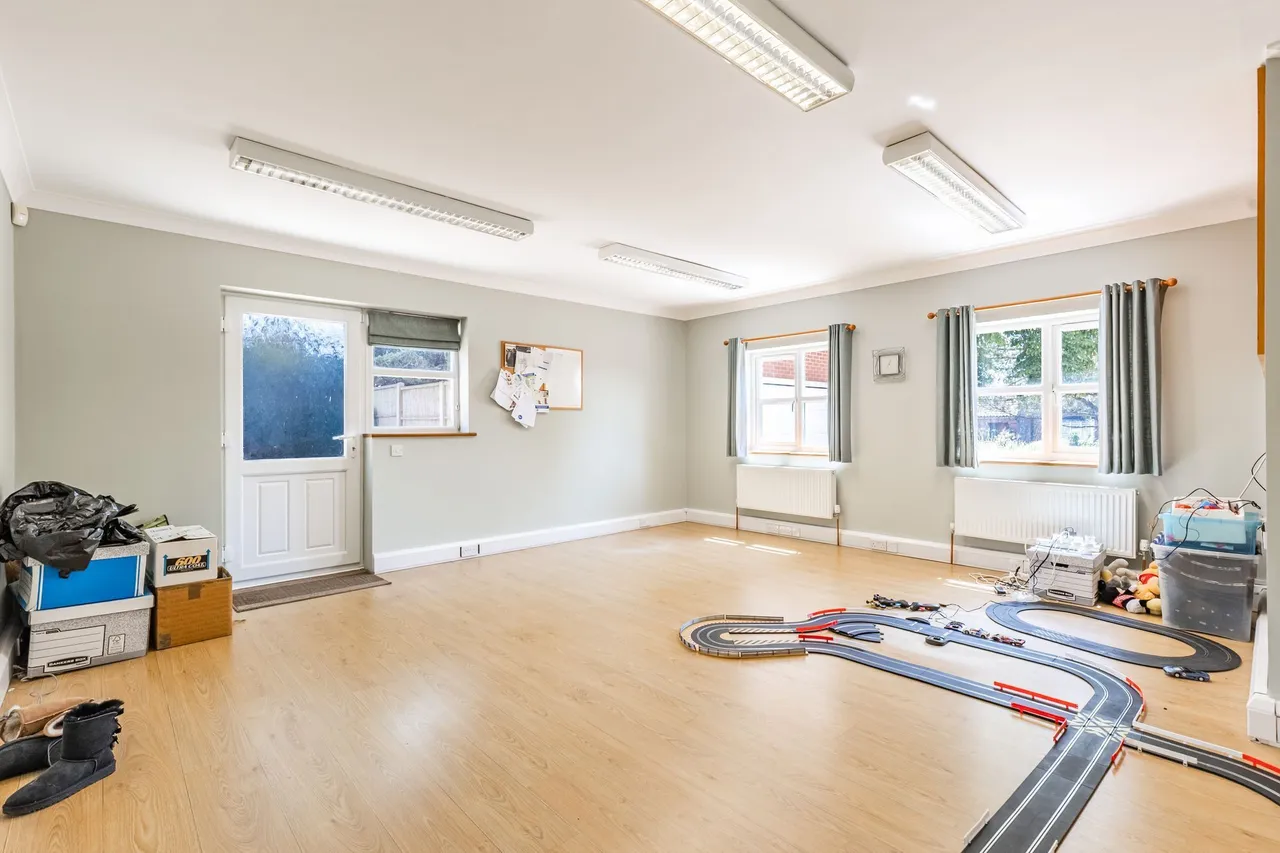 Four Bedroom Detached Home in Congham, photo 10