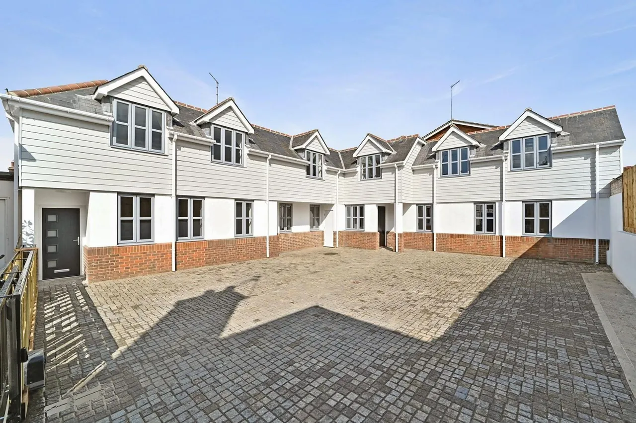 2 bed flat to rent, Market Place, Abridge, RM4