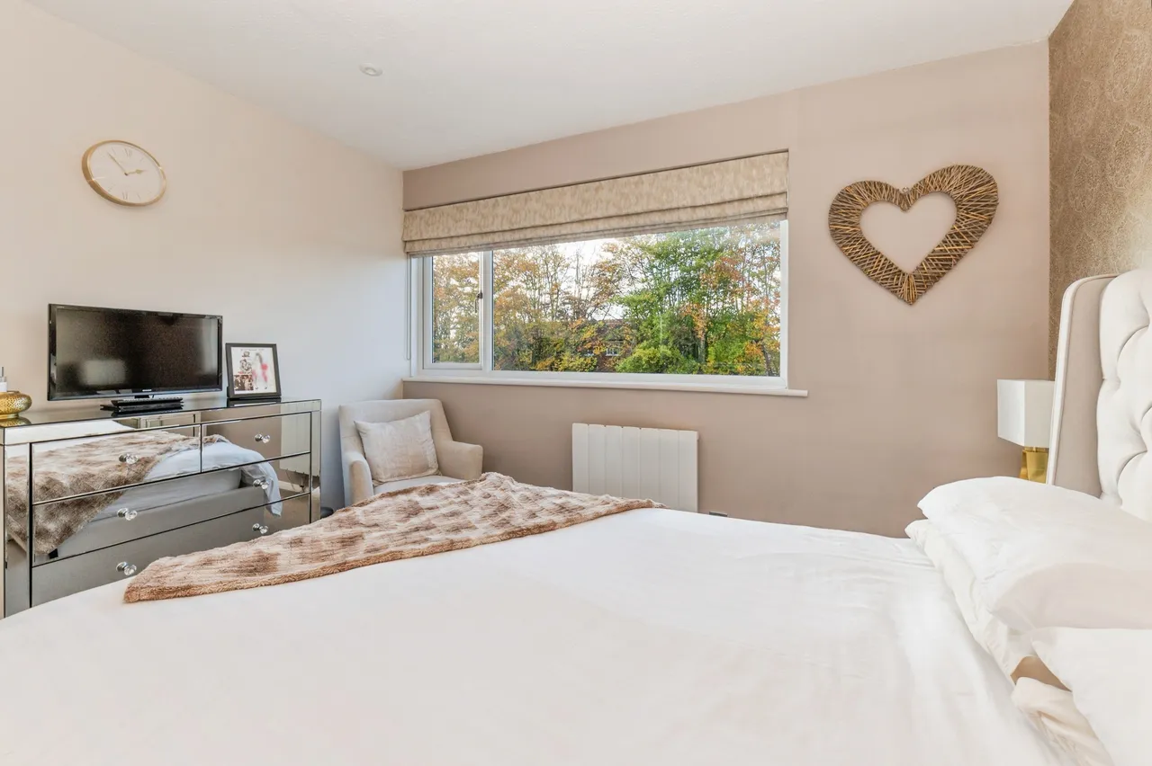 Hazelbank Court, Chertsey, photo 10