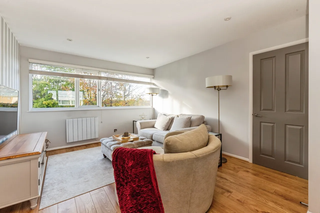 Hazelbank Court, Chertsey, photo 4