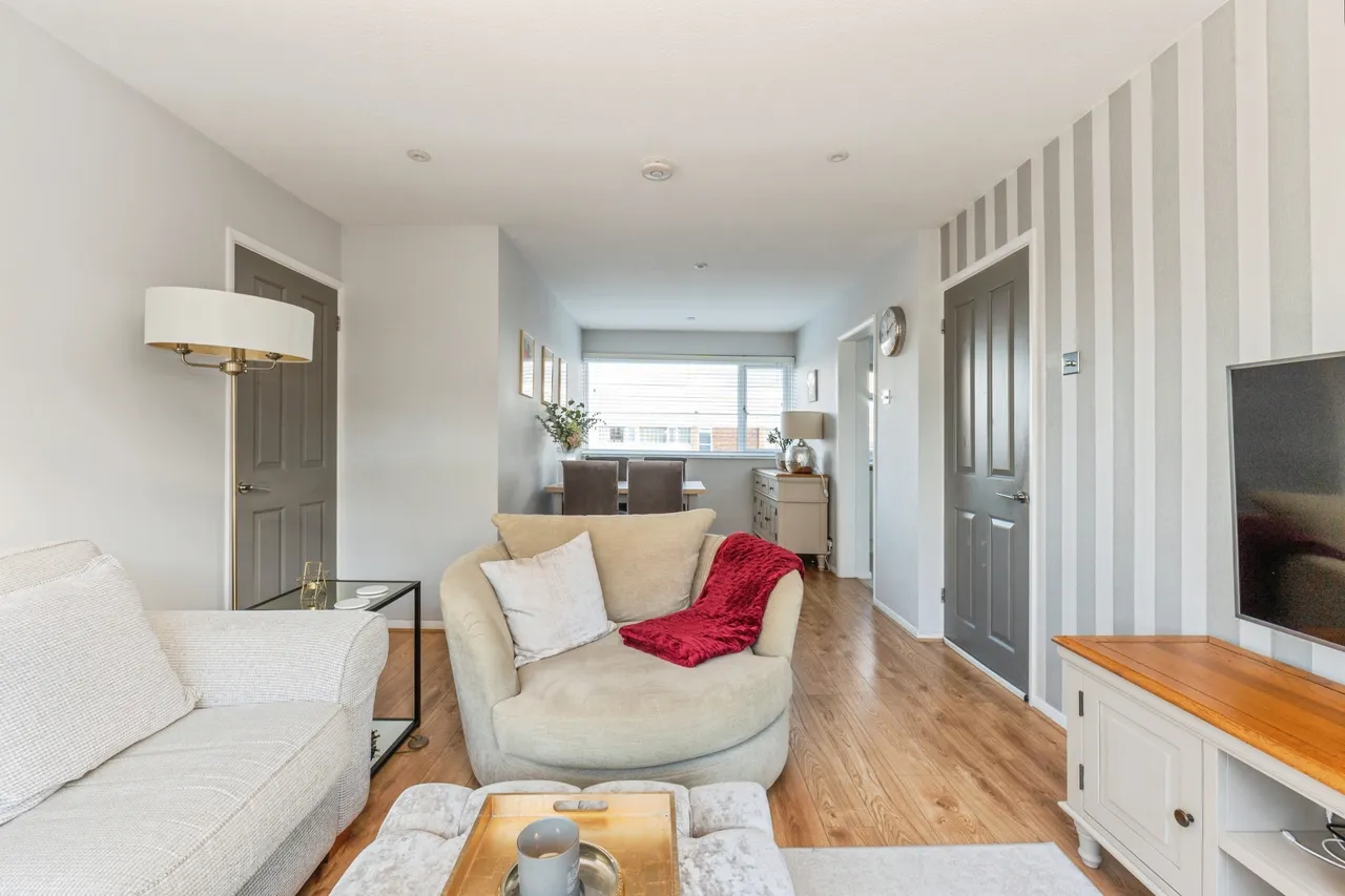 Hazelbank Court, Chertsey, photo 2