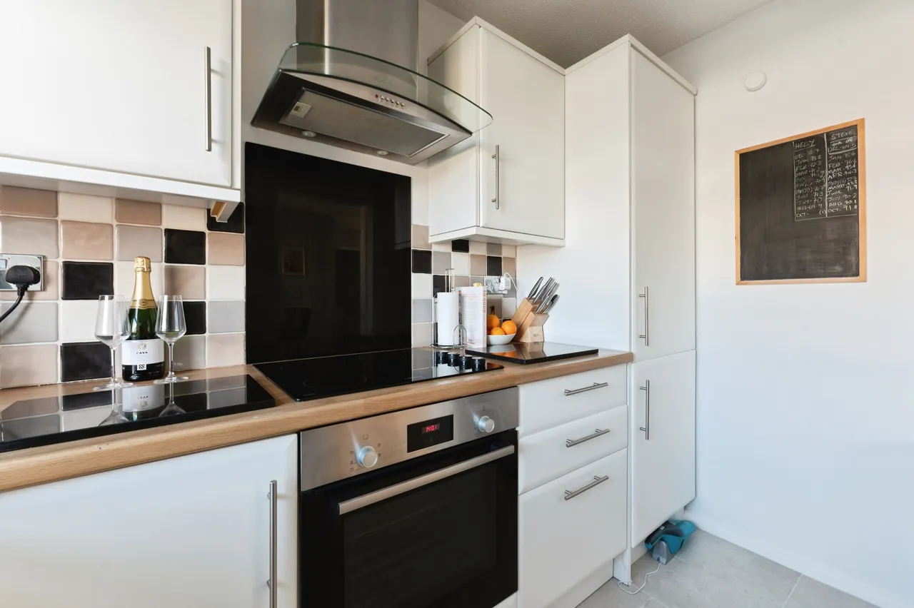Hazelbank Court, Chertsey, photo 8