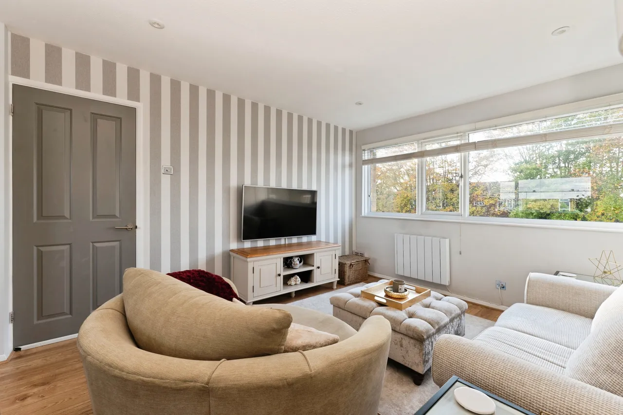 Hazelbank Court, Chertsey, photo 3