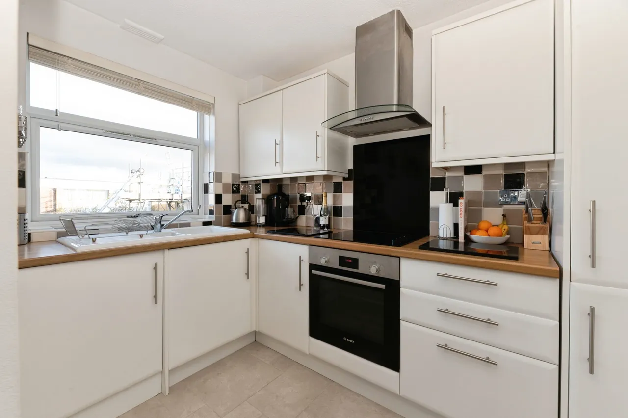 Hazelbank Court, Chertsey, photo 9