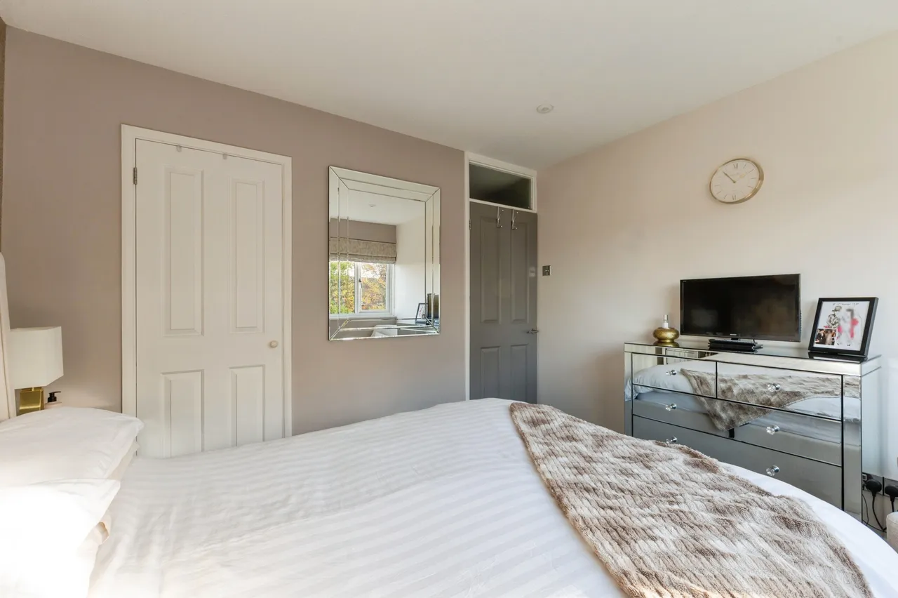 Hazelbank Court, Chertsey, photo 11