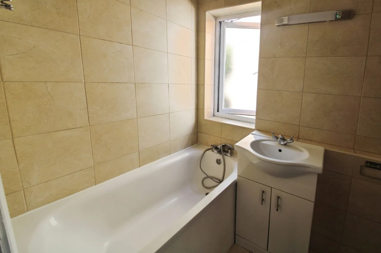 Courtland Grove, London, SE28, photo 5