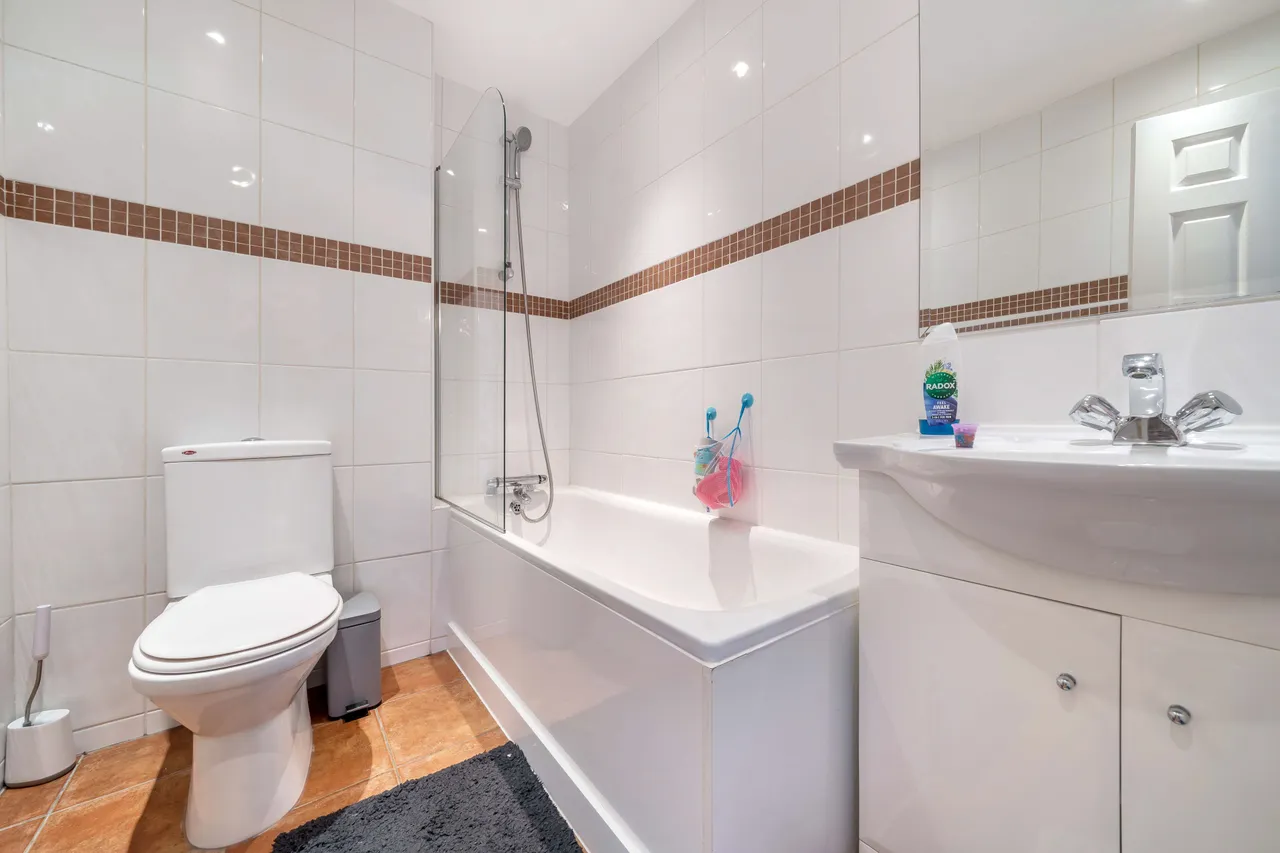 11 The Callanders, Heathbourne Road, Bushey, photo 12