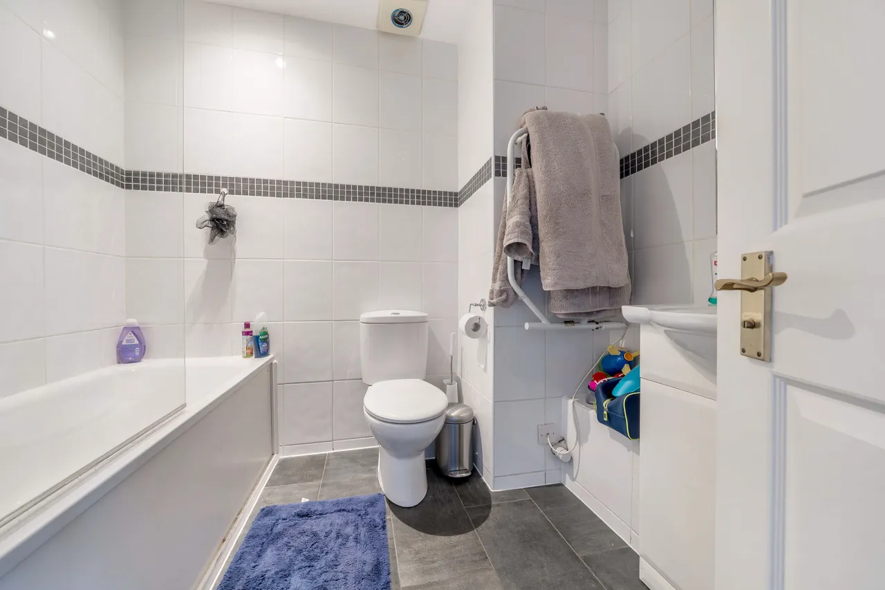 11 The Callanders, Heathbourne Road, Bushey, photo 6