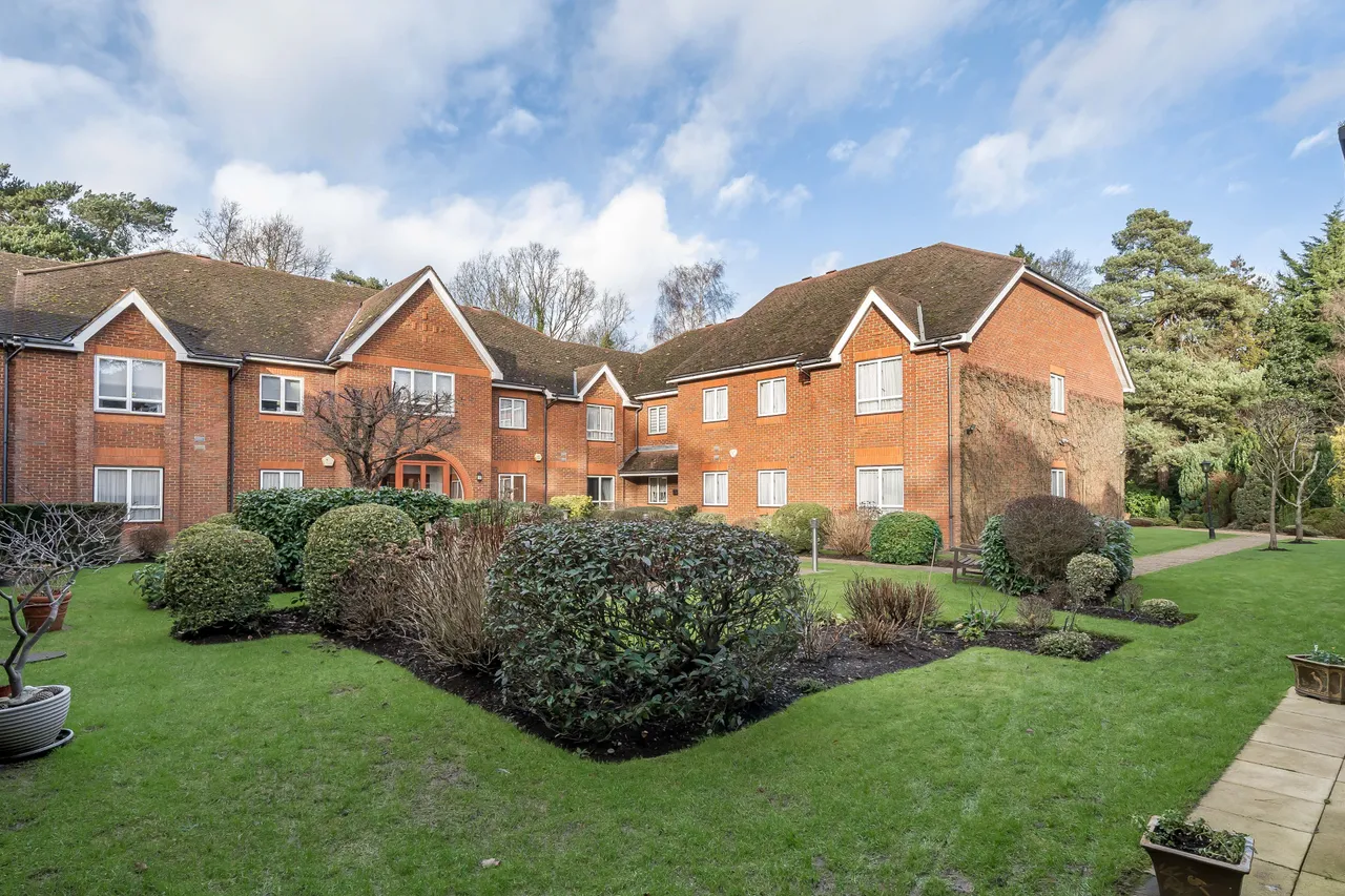 3 bed flat for sale — 11 The Callanders, Heathbourne Road, Bushey