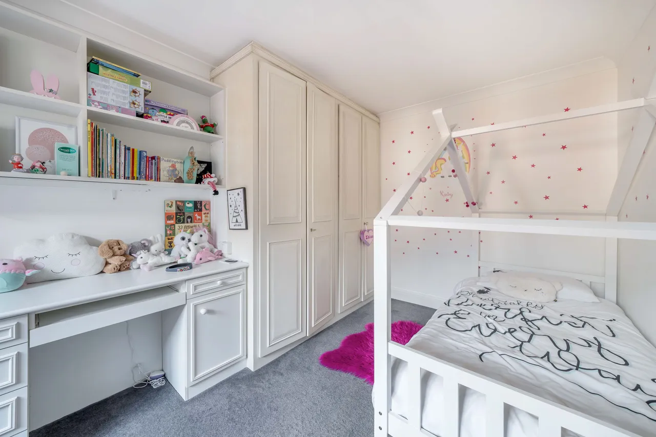 11 The Callanders, Heathbourne Road, Bushey, photo 9