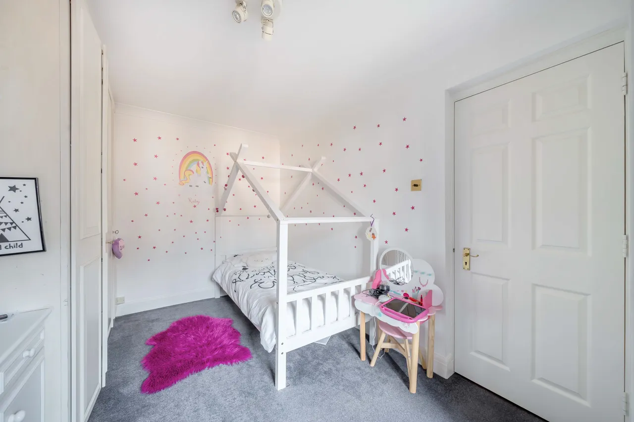 11 The Callanders, Heathbourne Road, Bushey, photo 8