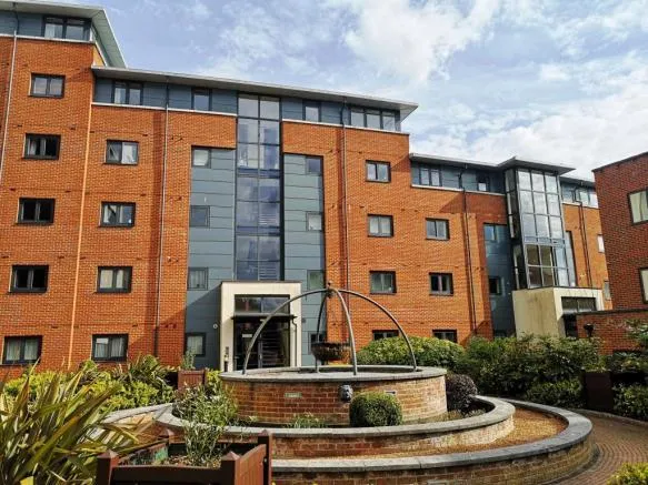 Albion Way, Horsham, RH12, photo 2