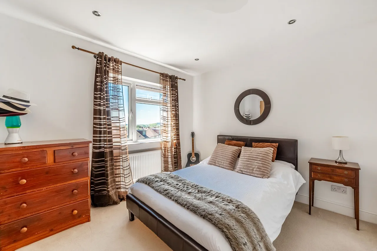 Second Floor Flat, 8b Station Parade, Harrow, photo 2