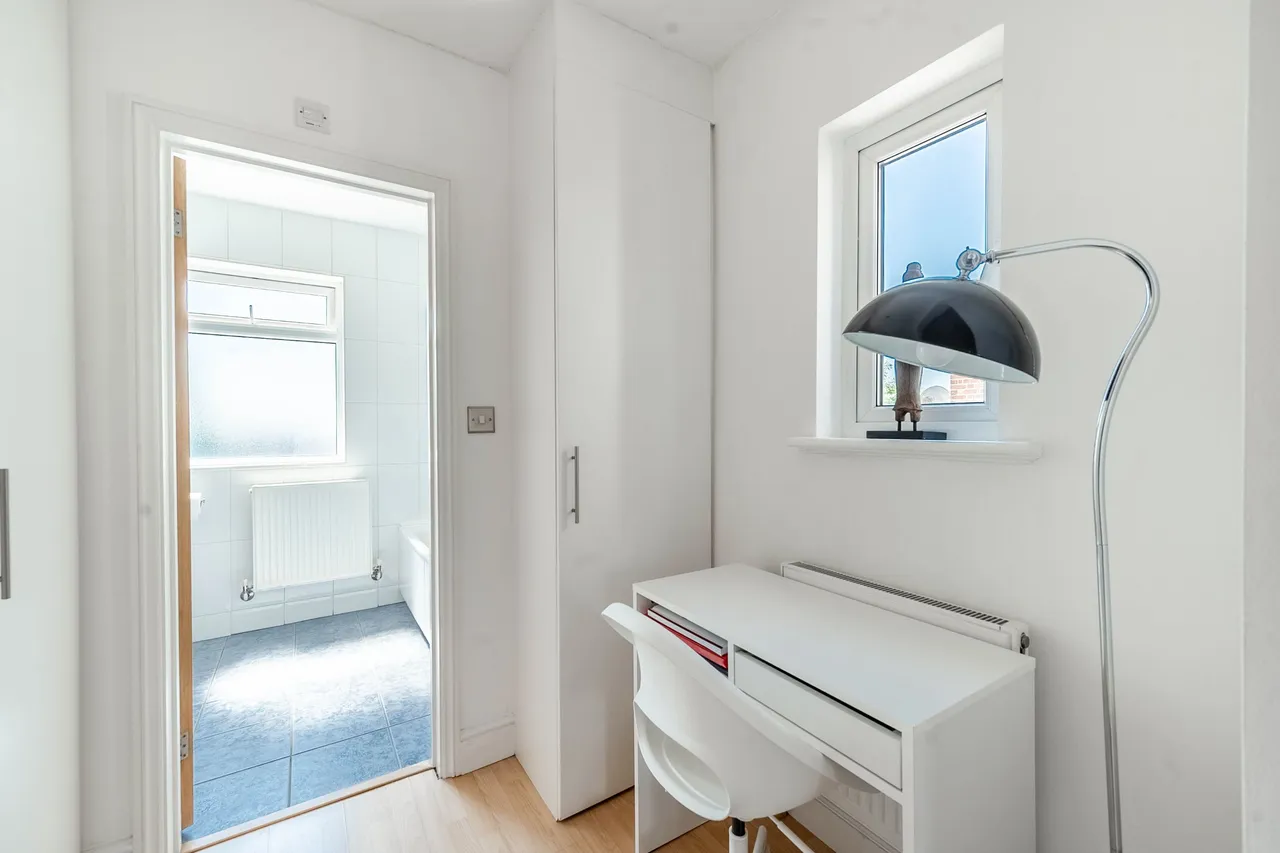 Second Floor Flat, 8b Station Parade, Harrow, photo 4