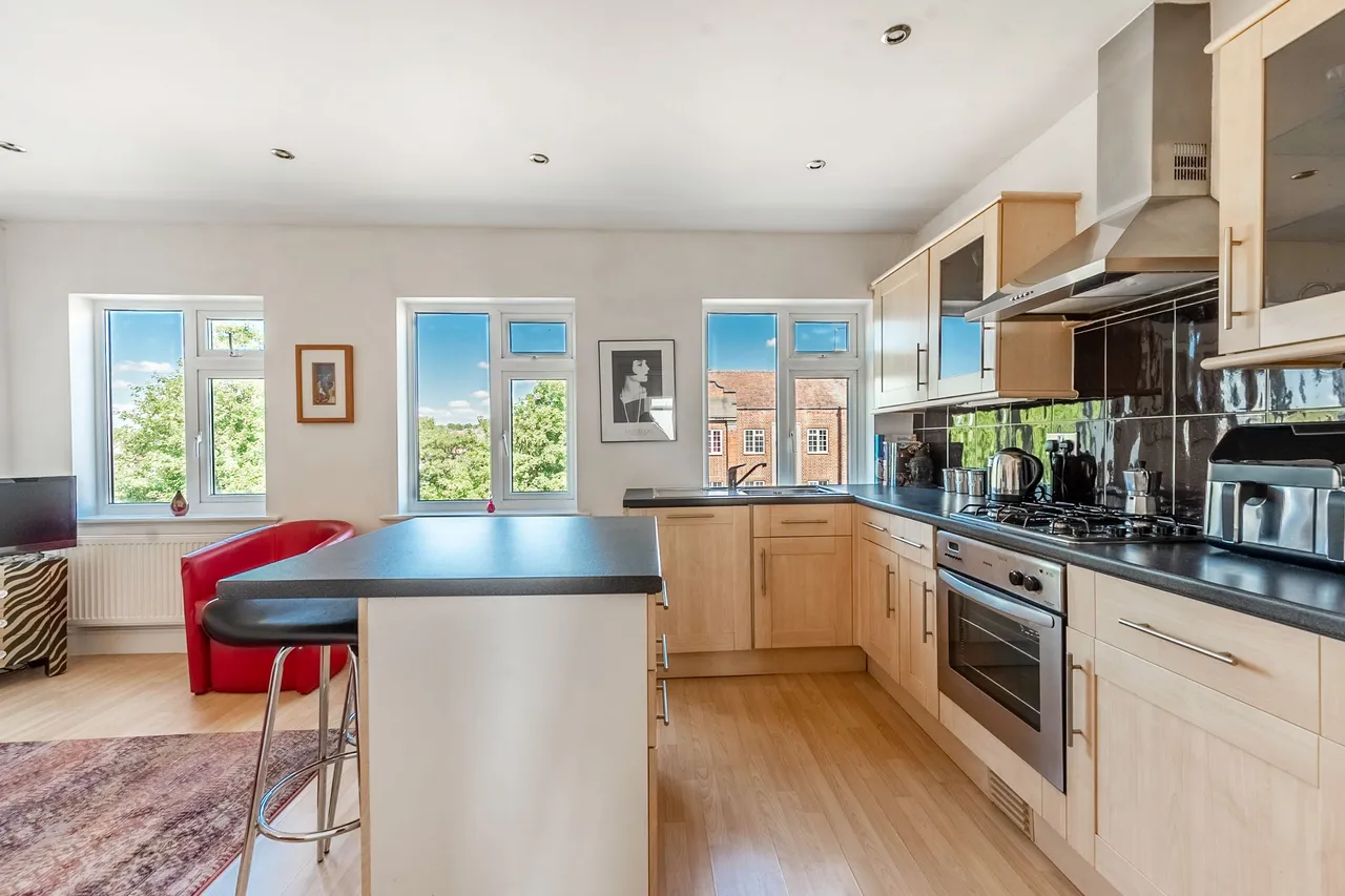 Second Floor Flat, 8b Station Parade, Harrow, photo 3
