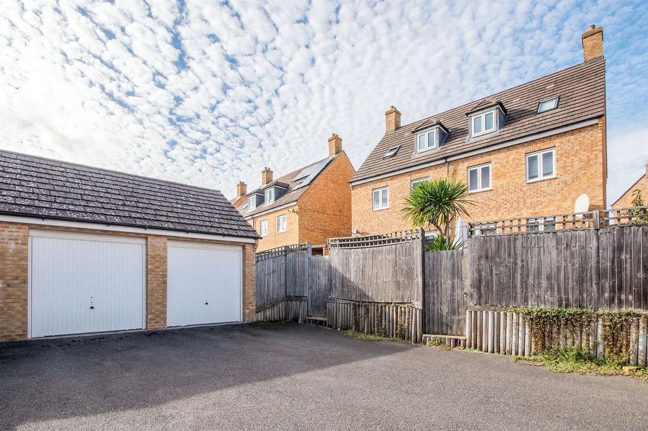 Roman Road, Corby, NN18, photo 2