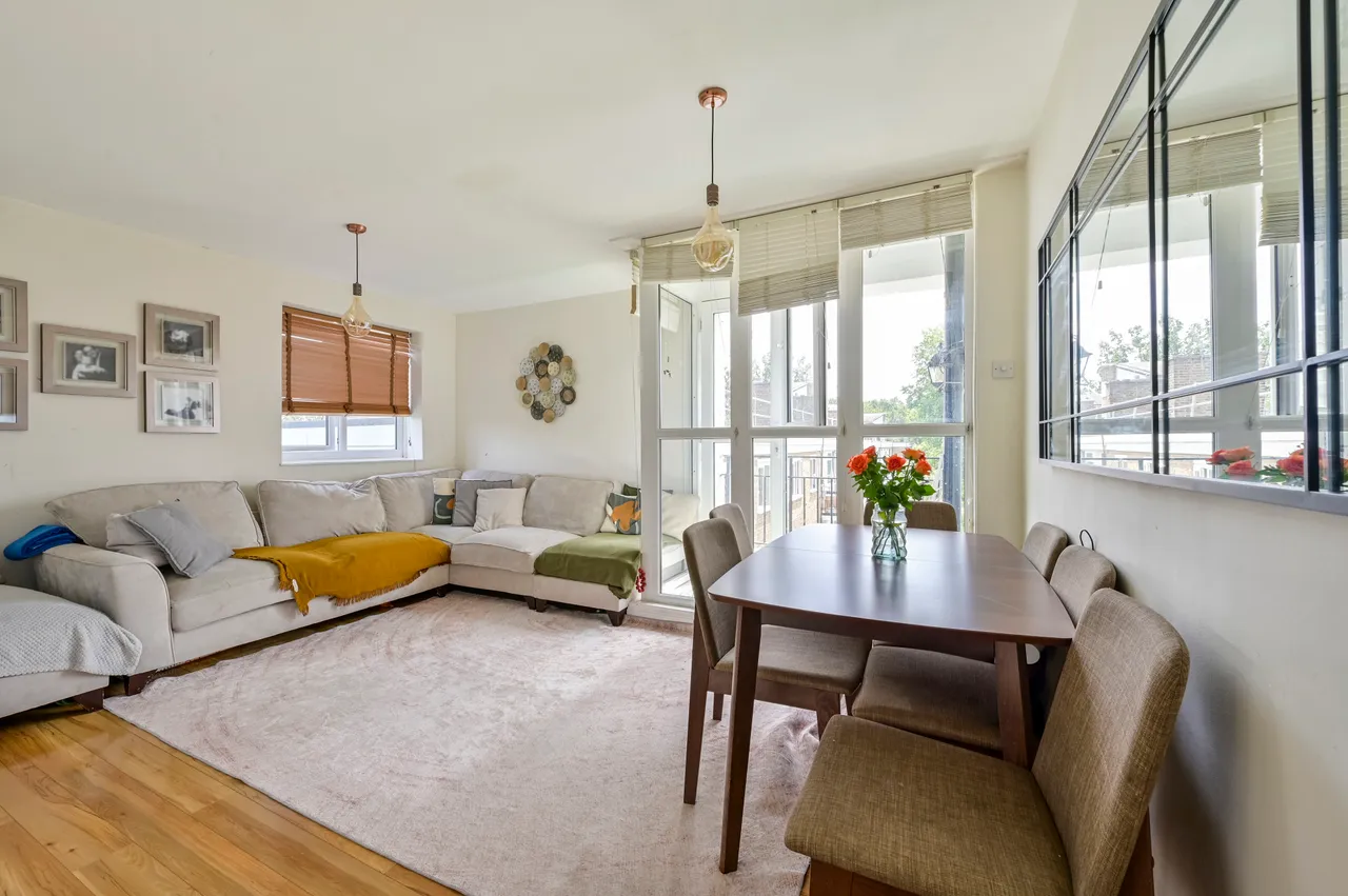 3 bed flat to rent — 10 Innes Gardens, London