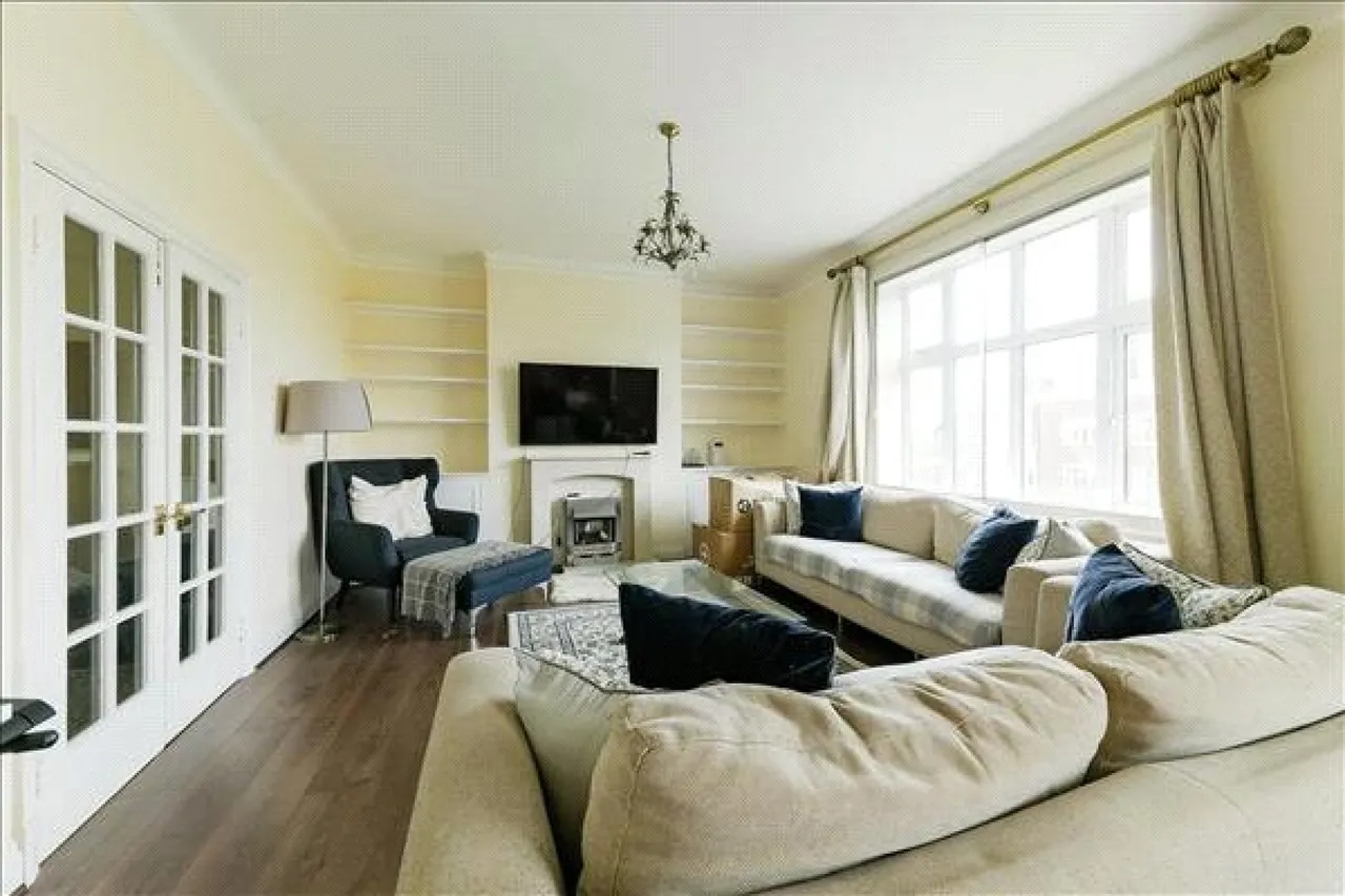Ross Court, London, photo 3