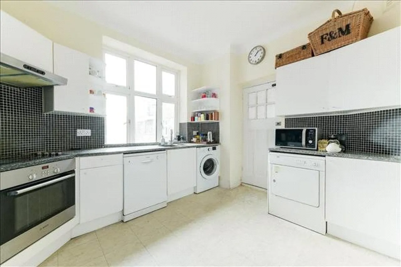 Ross Court, London, photo 5