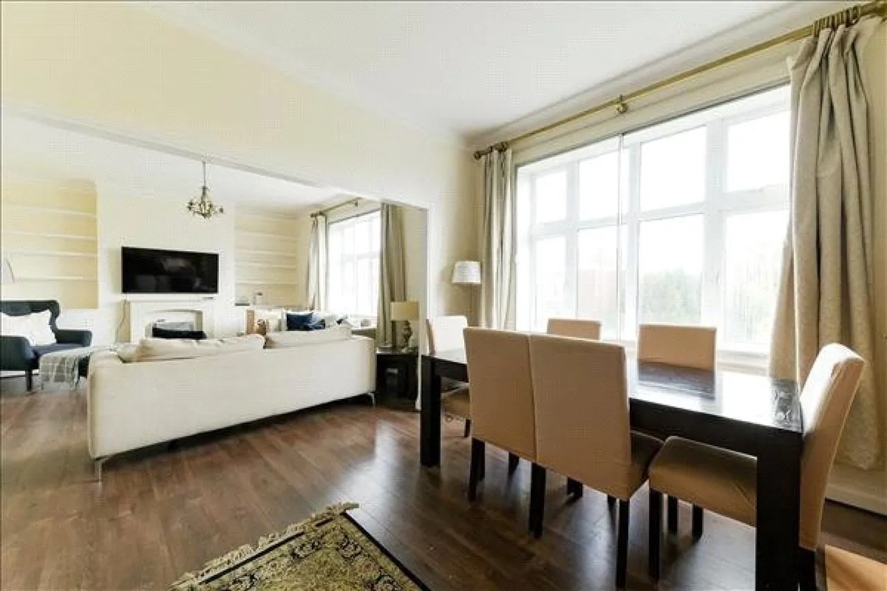 Ross Court, London, photo 2