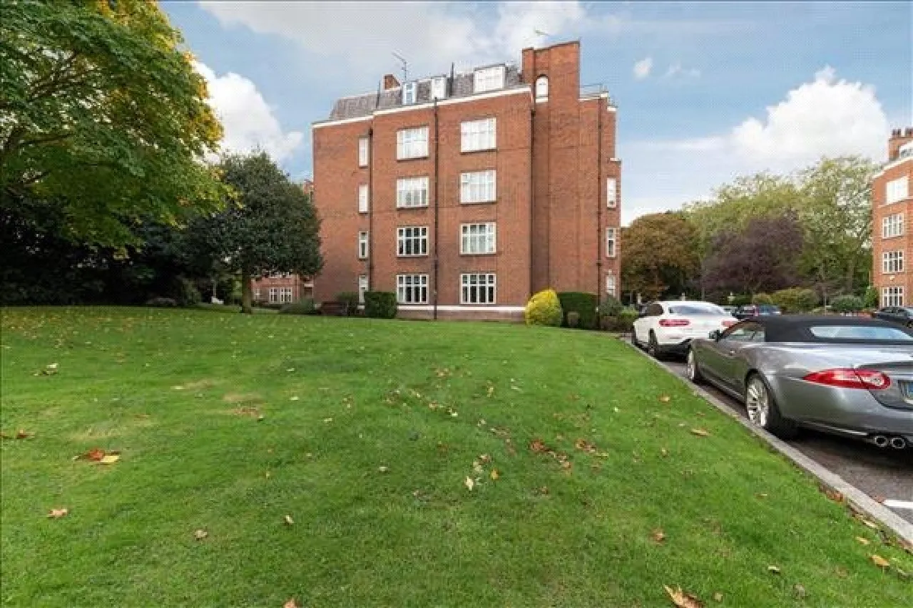 Ross Court, London, photo 14