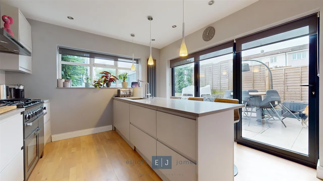 Whitehills Road, Loughton, photo 10