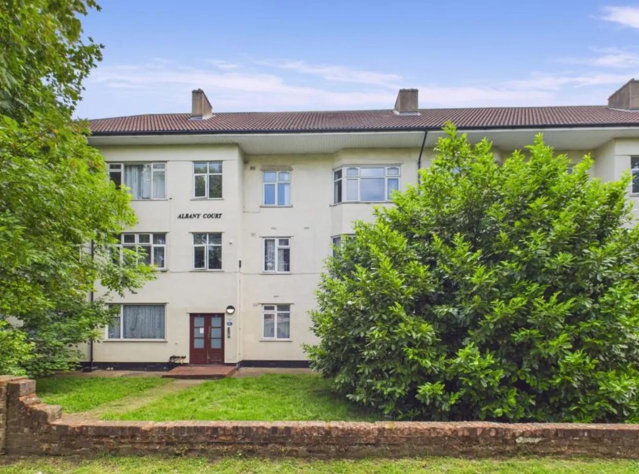 2 bed flat for sale, Blundell Road, Edgware, HA8