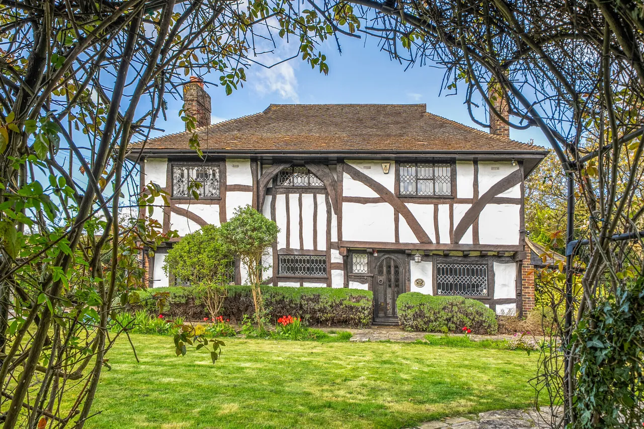 4 bed house for sale, Woodcote Close, Epsom, KT18