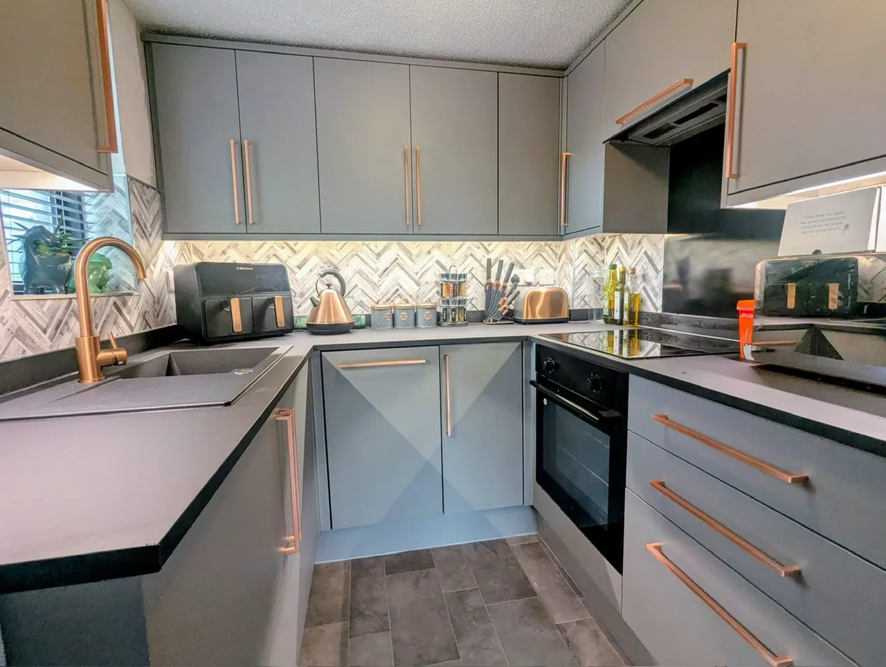 flat for sale, Whitecroft, Langshott, RH6