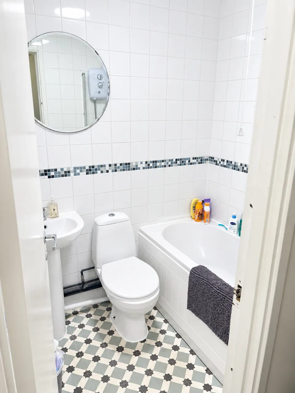 Whitecroft, Langshott, RH6, photo 4
