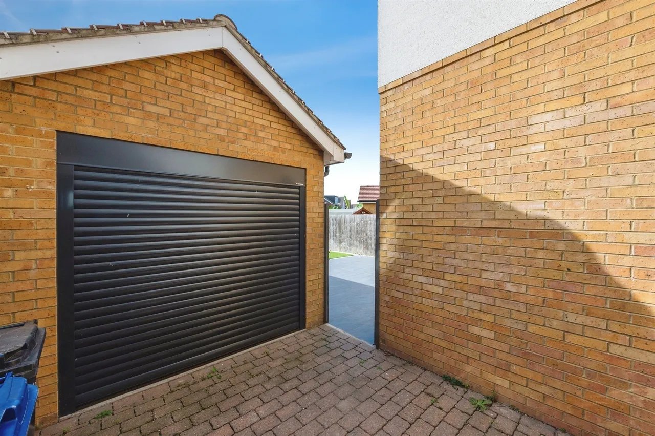 Woodside Close, Grays, RM16, photo 11