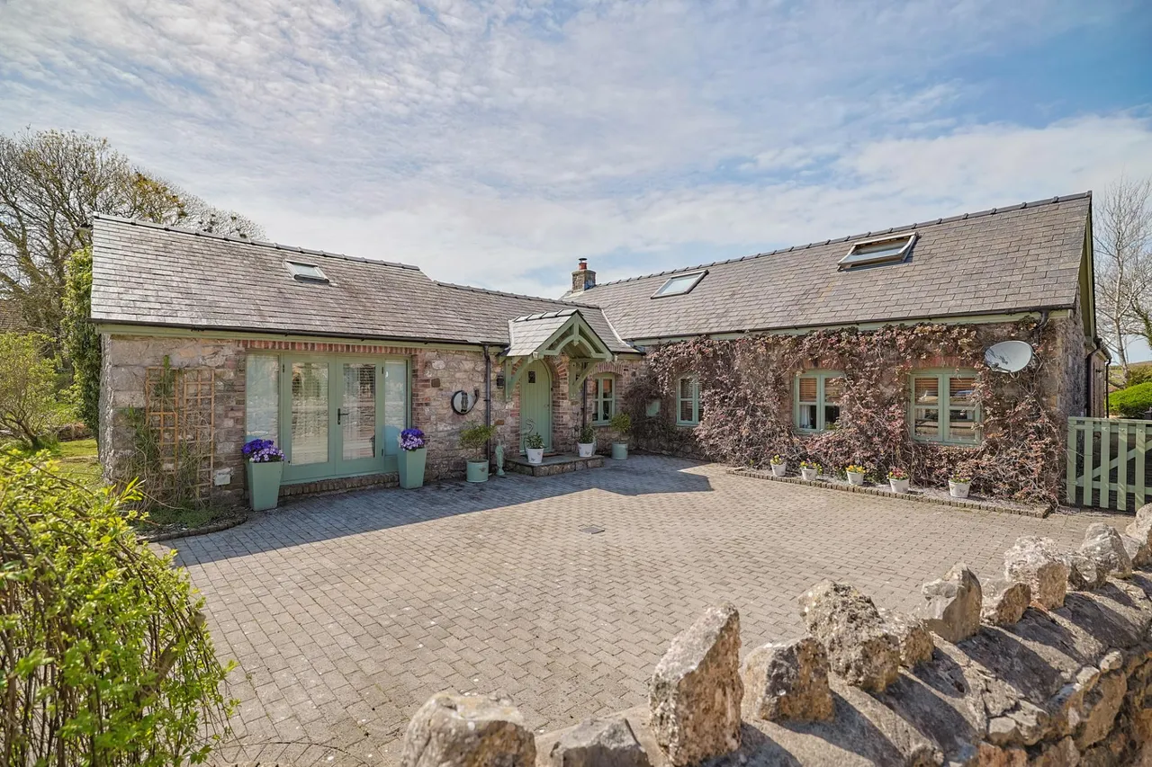 4 bed barn conversion for sale, St Davids View, Llanddewi