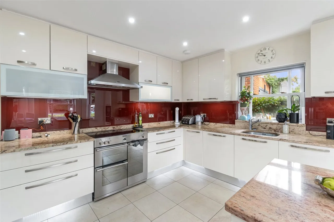 The Avenue, Hampton, TW12 3RN, photo 6