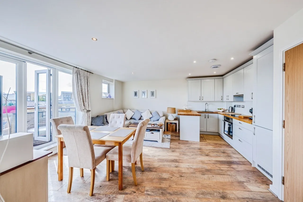 2 bed flat for sale, Redwing Crescent, Greenhithe, DA9