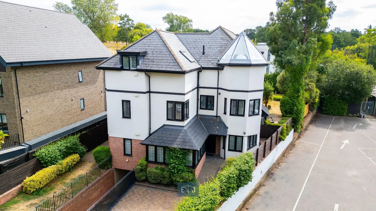3 bed flat for sale — High Road, Chigwell