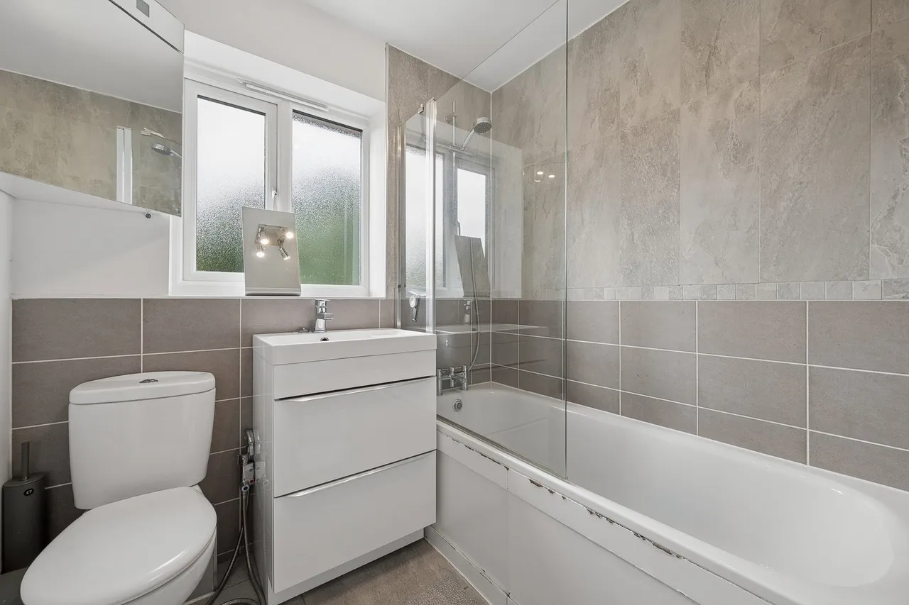 Weavers Gate, Hyde, SK14, photo 10