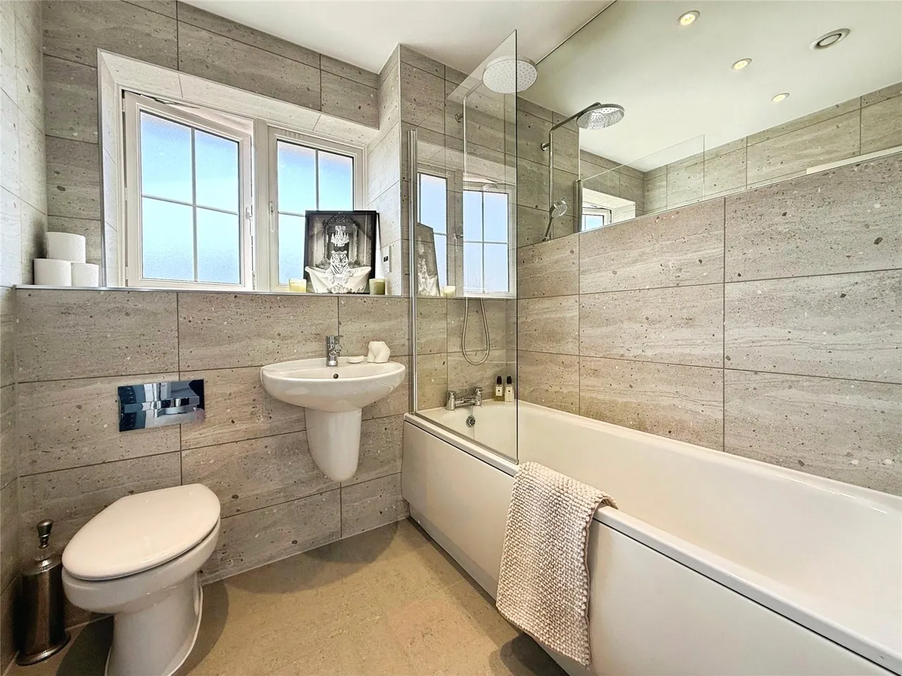 Urnfield, Yateley, Hampshire, GU46 7AX, photo 6