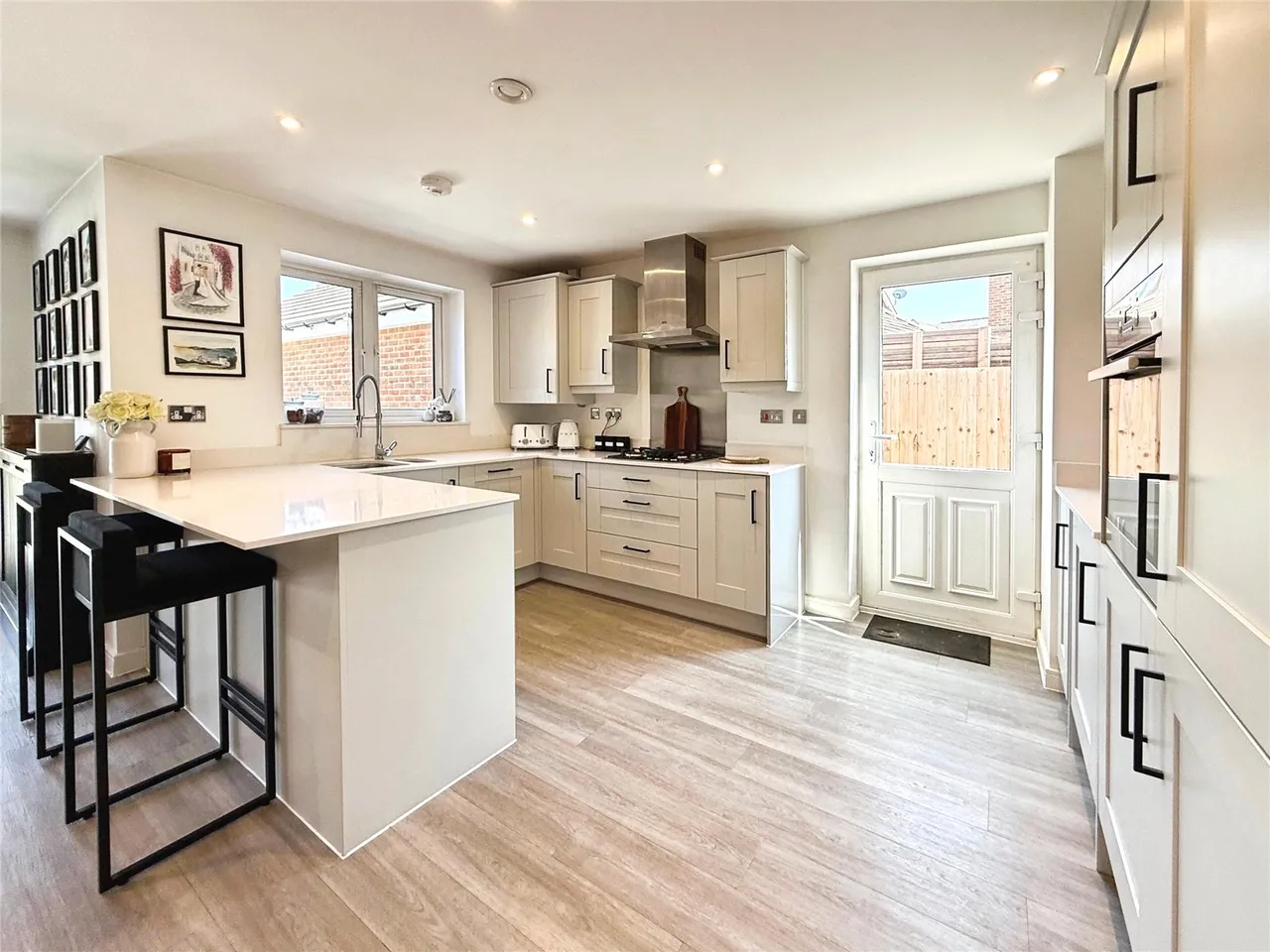 Urnfield, Yateley, Hampshire, GU46 7AX, photo 5