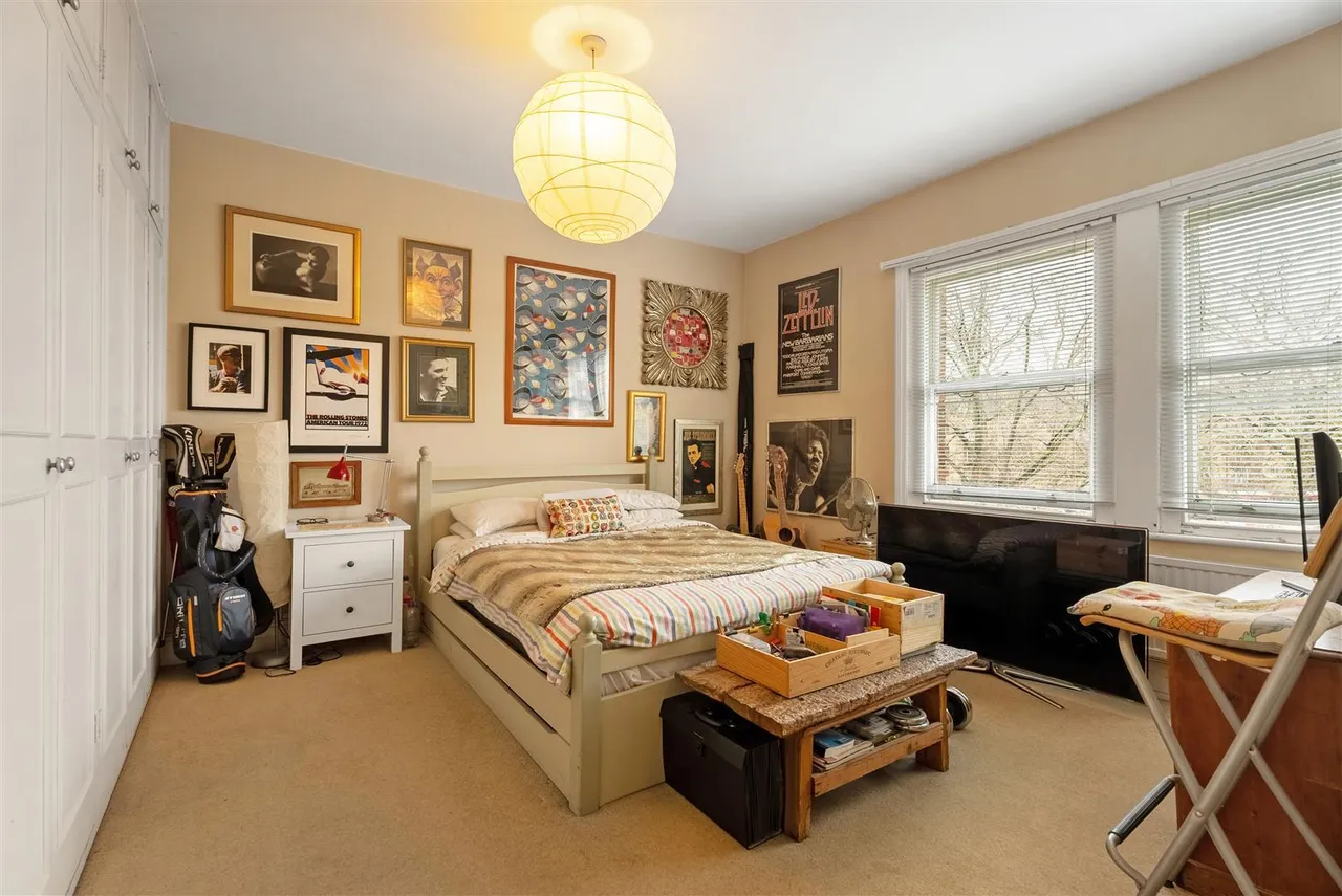 Windmill Drive, London, photo 15