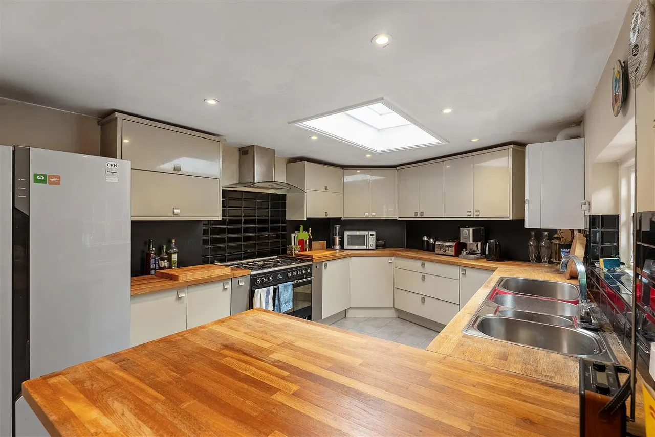 Windmill Drive, London, photo 12