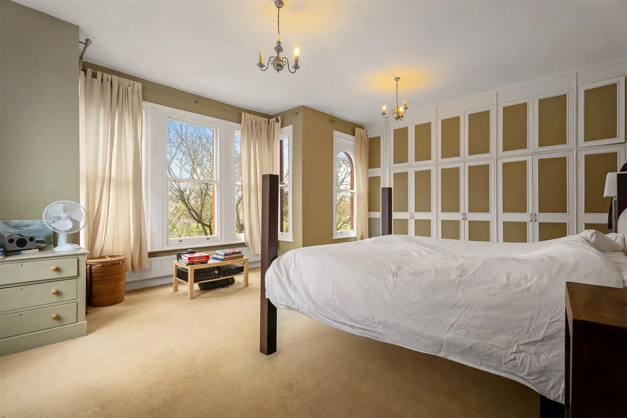 Windmill Drive, London, photo 4